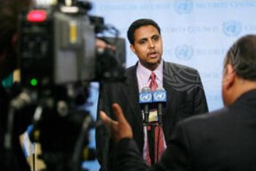 Briefing correspondents at UN Headquarters, 2006